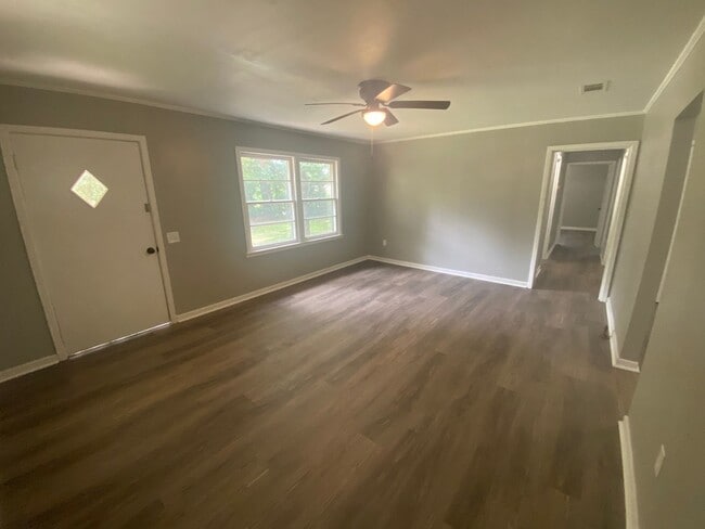 Building Photo - Newly Remodeled!