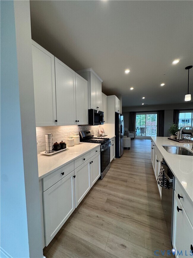 Foto del edificio - 8029 Lake Laurel Ln