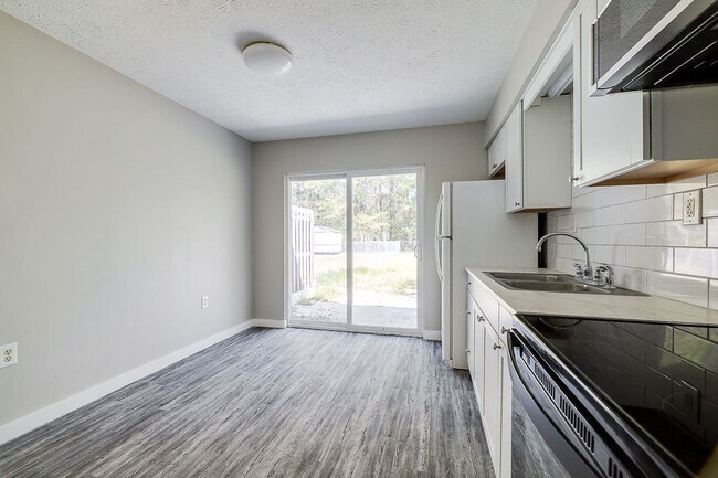 Foto del edificio - Cozy 2BR Duplex with Fenced Yard in Convenient Rincon Location