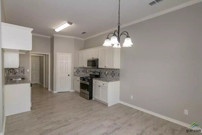Building Photo - 1616 Timber View Dr