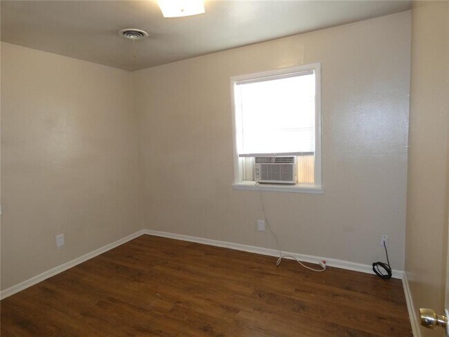 Building Photo - 3 bedroom, 1 bath