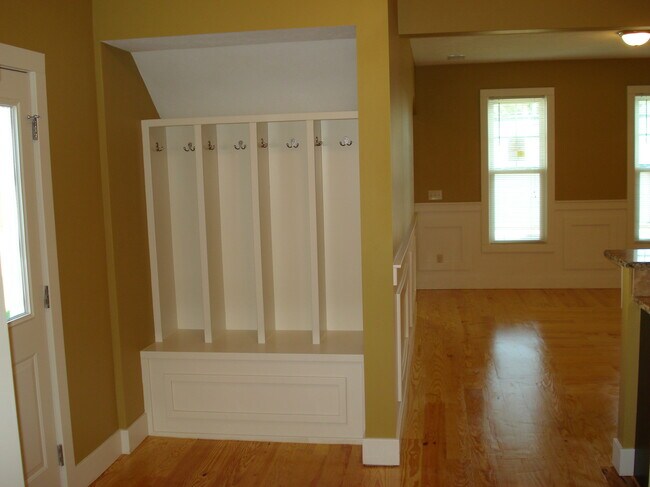 Building Photo - 832 Michigan St NE