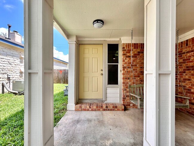 Building Photo - Spacious 3BR/2.5BA Two-Level Home with Fen...