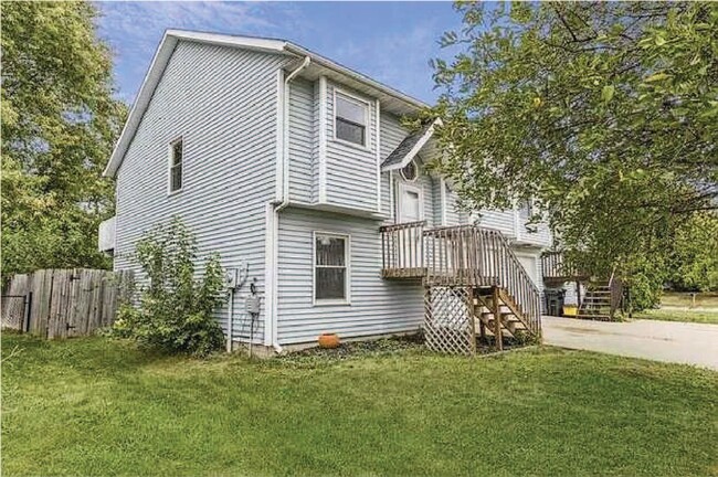 Foto del edificio - Spacious 3-Bed, 2-Bath Duplex with Fenced ...