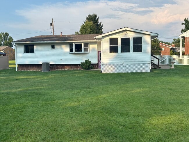 Building Photo - 225 Fairhaven Dr