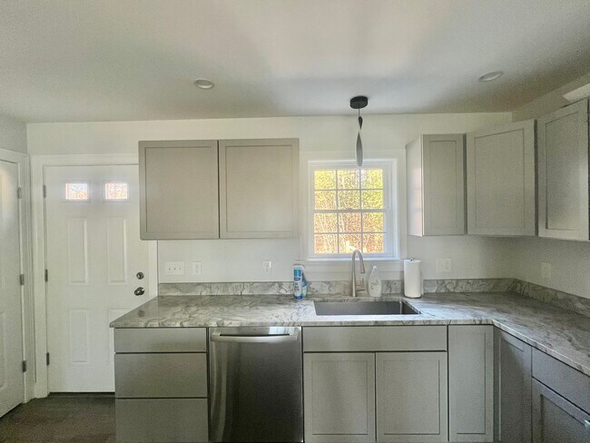 Foto del edificio - 652 Goodwins Mills Rd