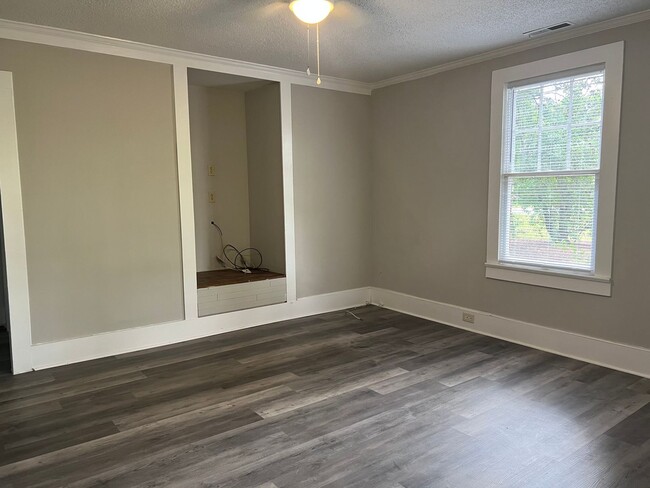 Building Photo - Newly Updated All-Brick Home in Growing Ne...