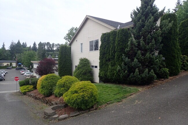 Building Photo - 305 W 3rd Ct