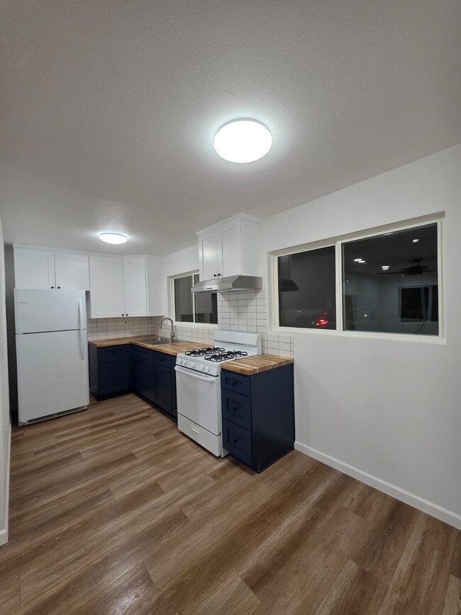 Kitchen - 2290 Lewis Ave