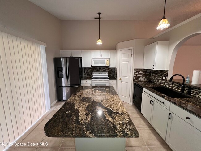 Building Photo - 2245 Redwood Cir