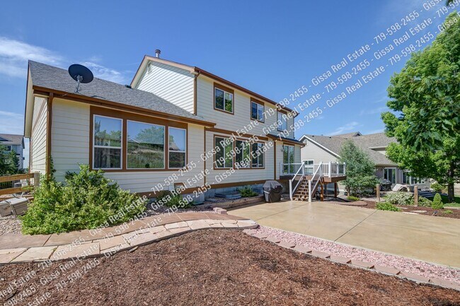 Building Photo - This beautiful 4 bedroom, 3 1/2 bathroom, ...