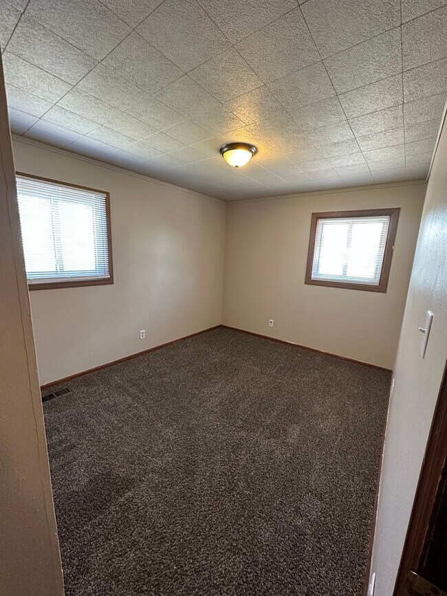 Building Photo - 3 BEDROOM, PLUS 1 BONUS ROOM, 1 BATHROOM, ...