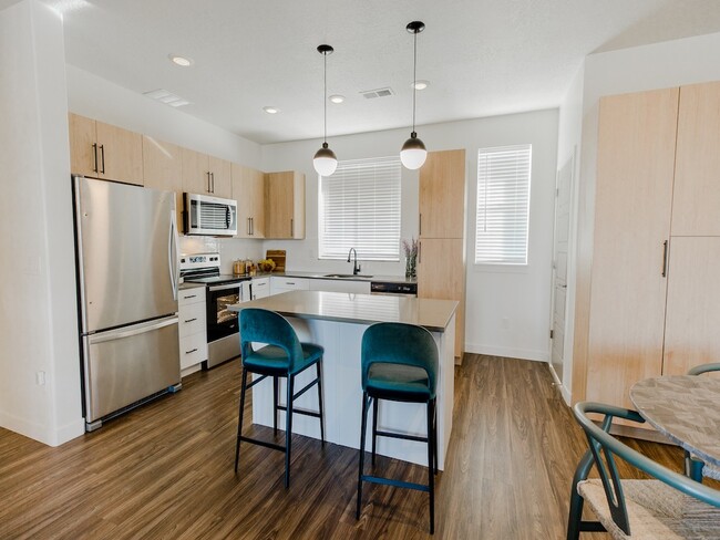 Cocina abierta con isla - Parc at Day Dairy Apartments and Townhomes
