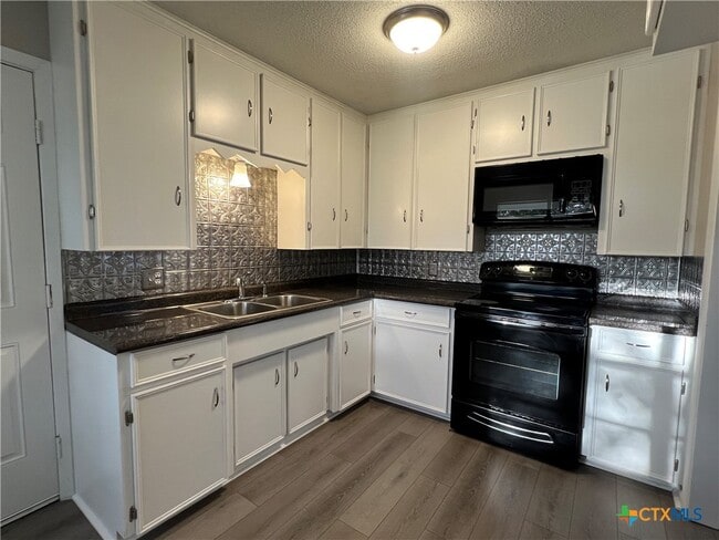 Building Photo - 4612 Camellia Ln