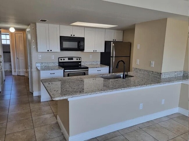Building Photo - 2474 Sweetwater Club Cir