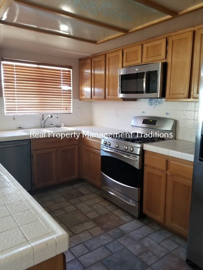 Building Photo - Large Ranch Style house with Horse Facilities