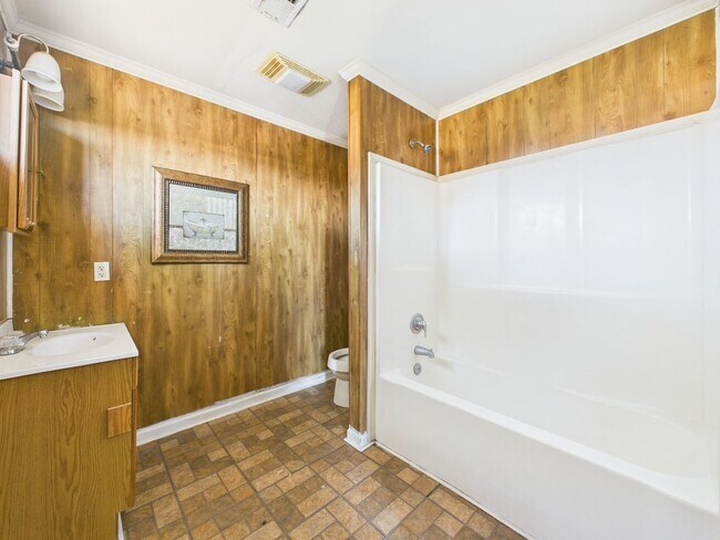 Building Photo - AVAILABLE NOW! 3 bed, 2 bath home in Lafayette!