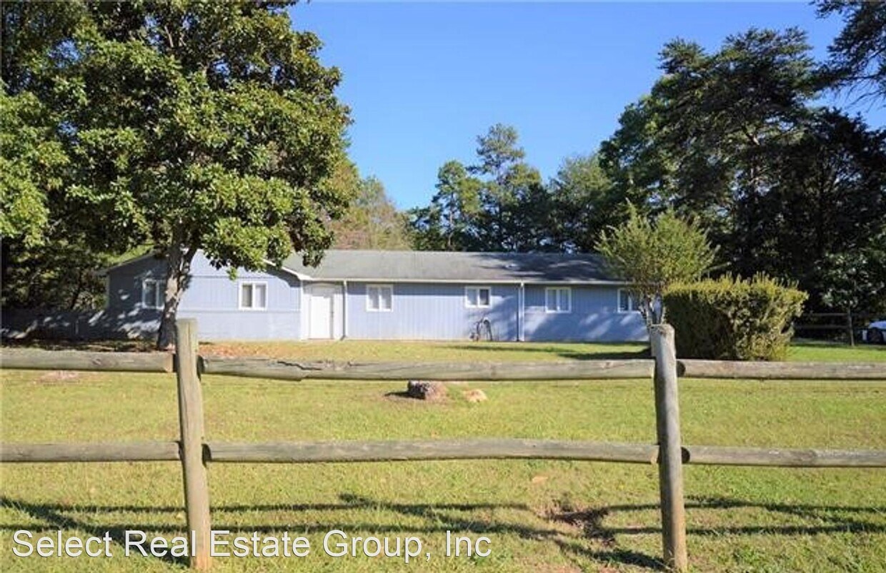 3 br, 2 bath House 8029 Steele Creek Rd House Rental in Charlotte