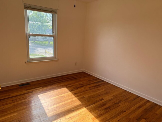 Foto del edificio - 3 bedroom 1 bath, fenced in back yard, one car attached garage