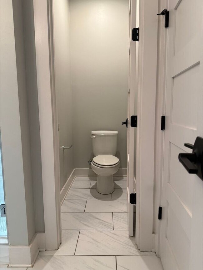 Building Photo - Modern 2 Bedroom Condo in the Heart of Melrose