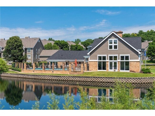 Building Photo - Gorgeous 2 Bed / 2 Bath Minnetonka Townhom...