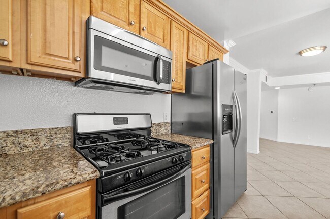 Building Photo - Corner Unit 2bd 2ba w/ 2 Balconies