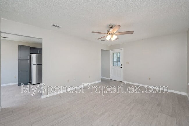 Building Photo - 440 Apple Dr