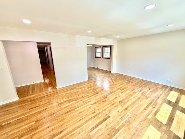 Photo - 167 E Van Buren St (Elmhurst, IL) Apartment