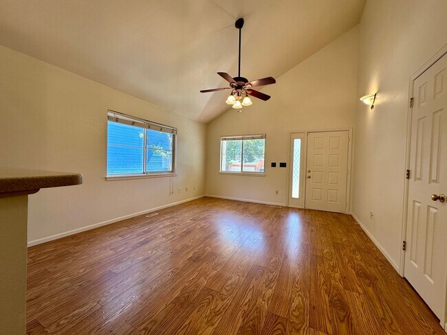 Building Photo - Cheery 3 bedroom 2 Bath Home! Available to...