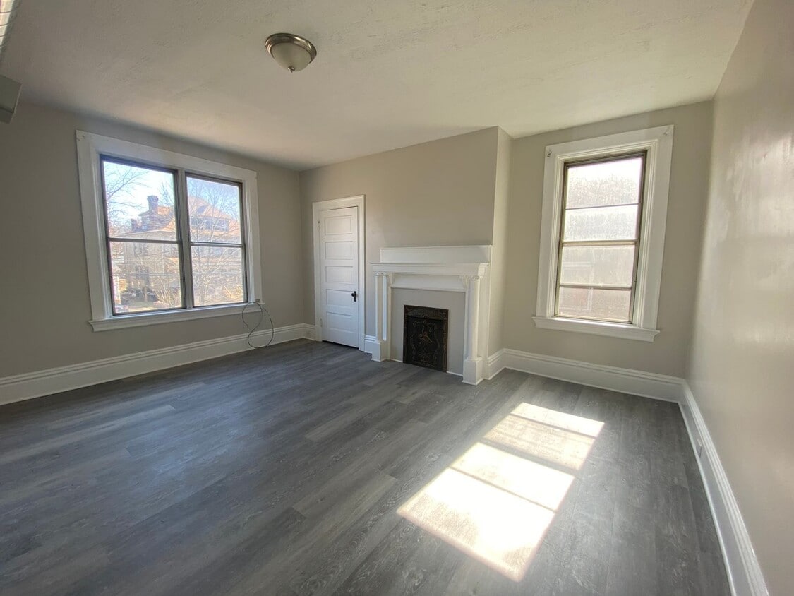 Foto principal - 3 unit building in central area of Bellevu...