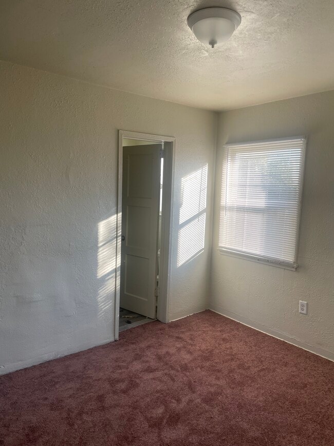 Fotografía del edificio - 7823 Sterling Ave