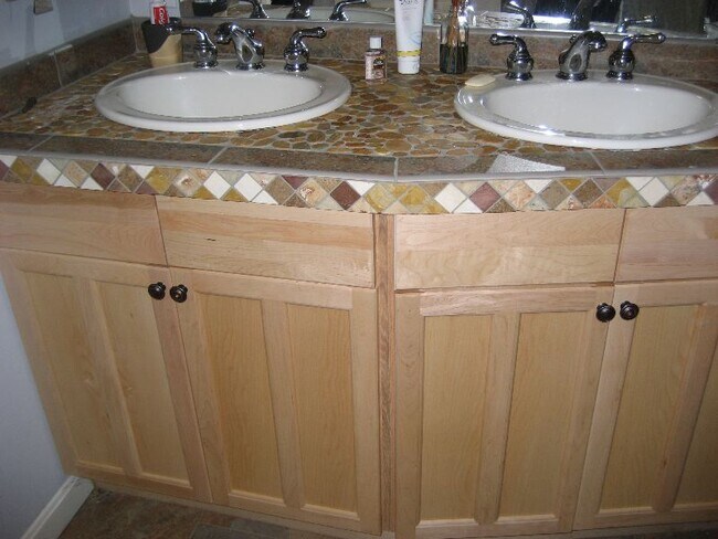 Bath wit double sinks - 68 Horse Pond Rd