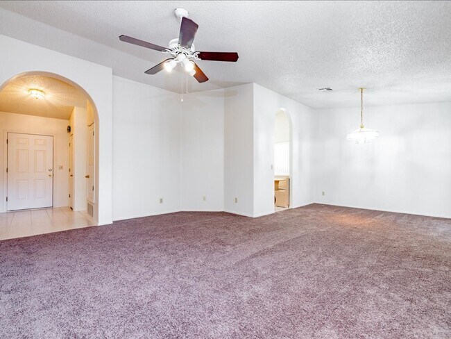 Building Photo - 3 Bedroom 2 Bathroom