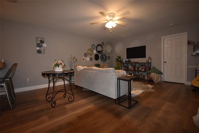 Building Photo - 56 Windtree Ln