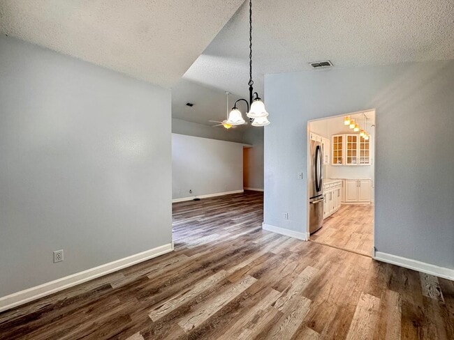 Building Photo - Charming Remodeled 3 Bedroom, 2 Bath Singl...