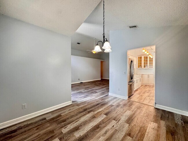 Foto del edificio - Charming Remodeled 3 Bedroom, 2 Bath Singl...