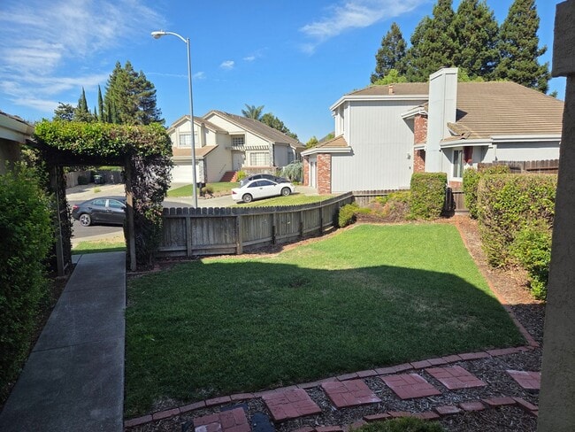 Building Photo - Spacious Laurel Creek Home
