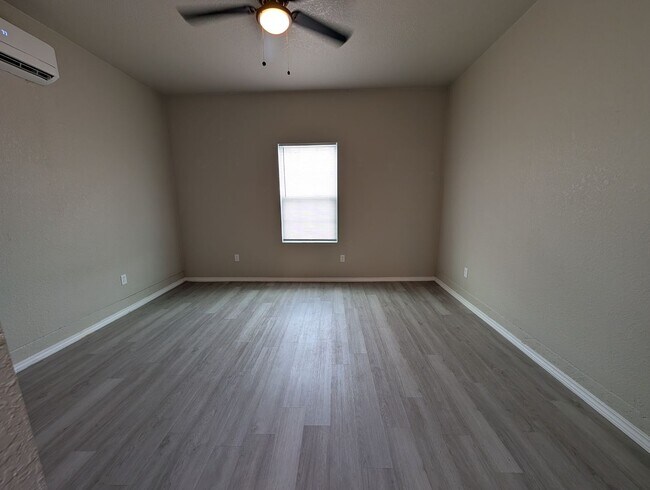 Foto del edificio - 885/887 Sagewood trl