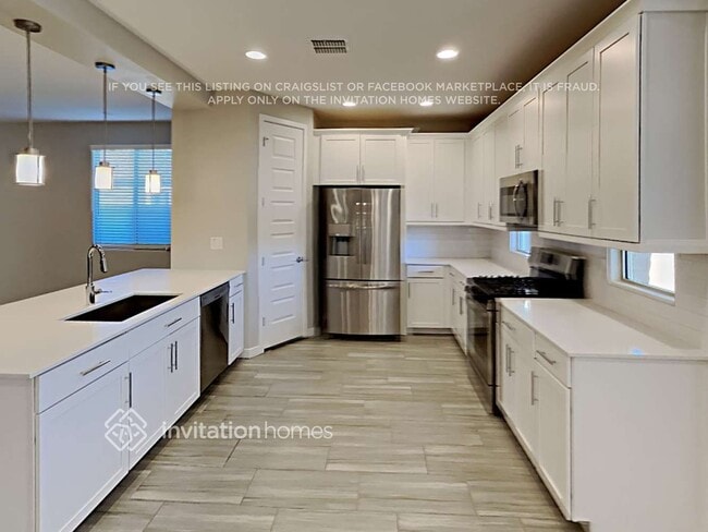 Foto del edificio - 5921 N 195th Dr