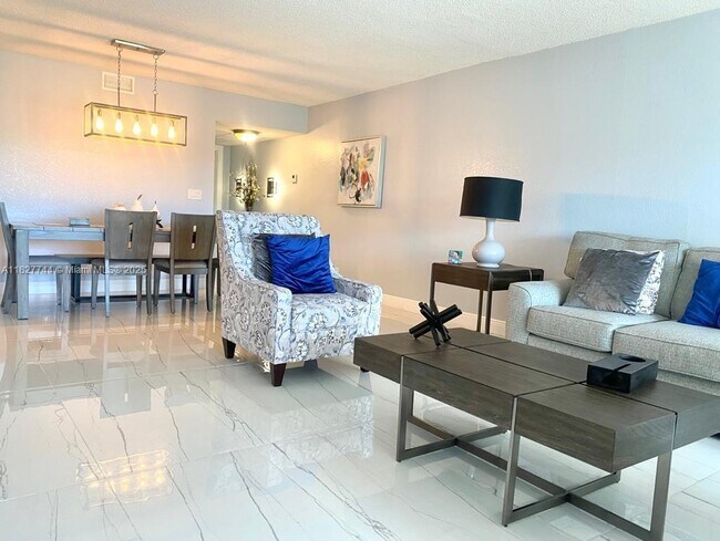 Building Photo - 2800 N Palm Aire Dr