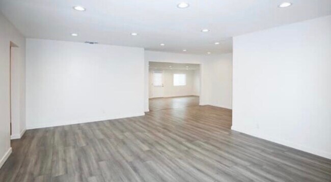 Foto del edificio - 10920 Mather Ave