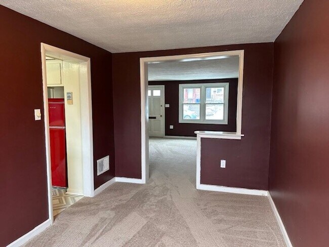 Foto del edificio - 3 Bedrooms 1 Bathroom Row Home For Rent In...