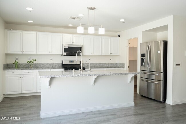 Foto del edificio - 2732 Hemlock Rd