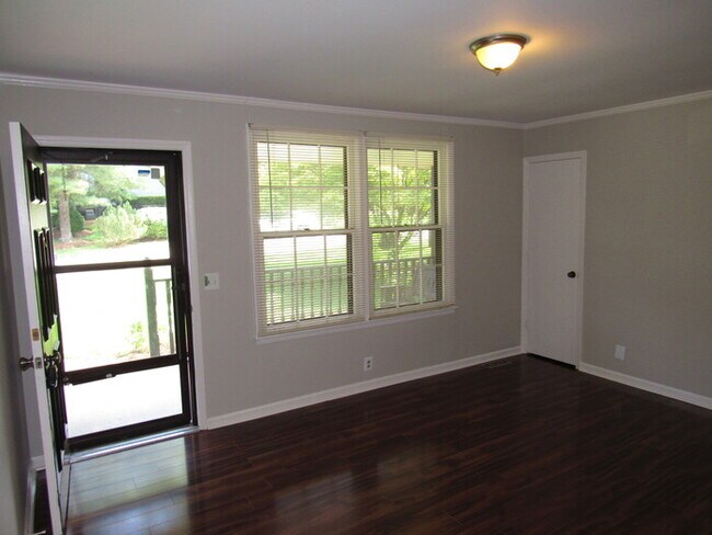 Building Photo - South Nashville home with storage!