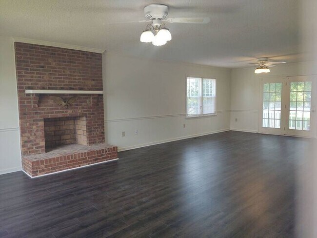 Foto del edificio - 3 Bedroom 2 Bath House Available! Pet Frie...