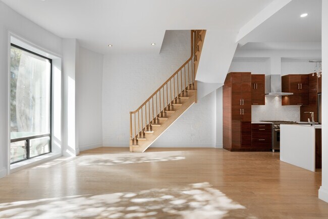 Building Photo - 311 W 91st St