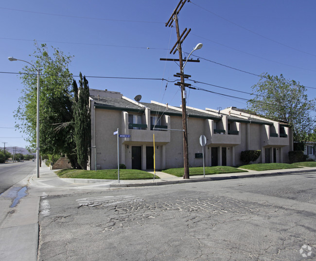 Building Photo - 958 E Avenue Q12