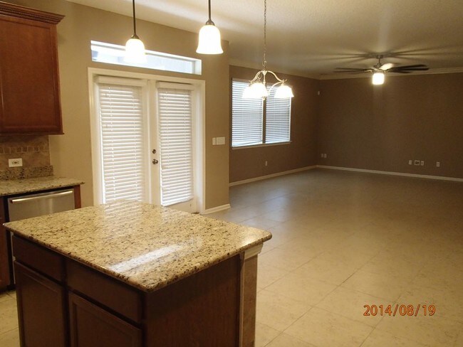 Foto del edificio - Beautiful 6 Bedroom Home