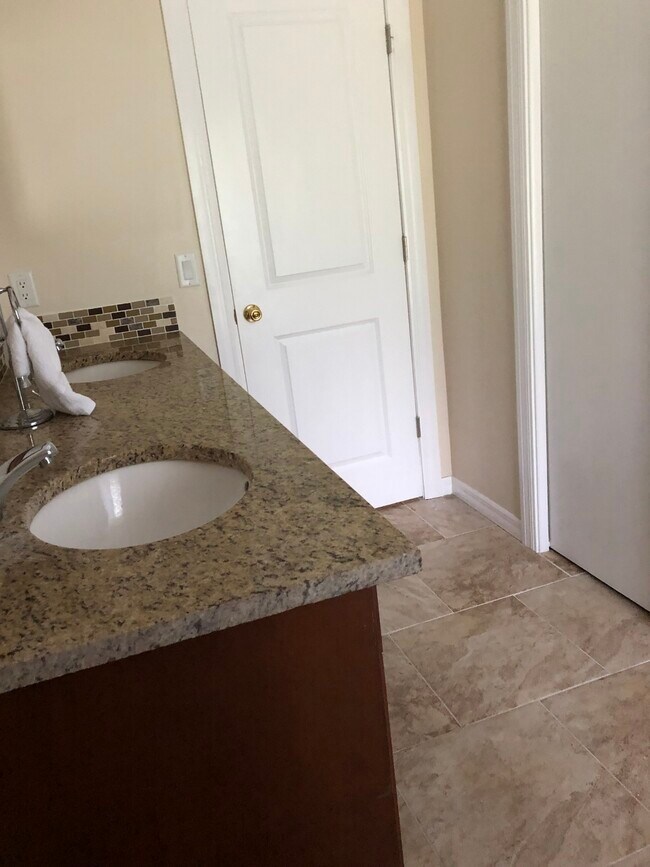 Baño principal + puerta corrediza al vestidor - 3624 Jericho Drive