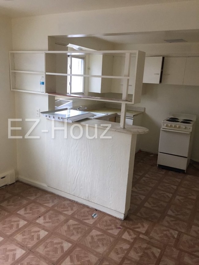 Building Photo - Lower newly renovated apartment